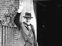 Svartvitt fotografi på Winston Churchill som vinkar